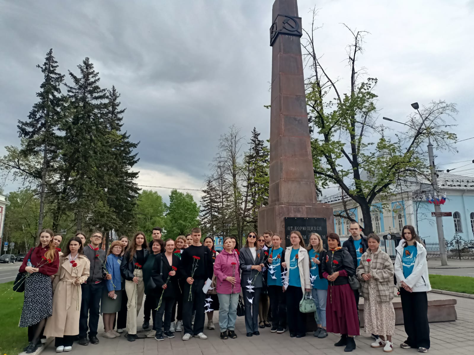 Студенты и сотрудники Алтайского филиала Финансового университета почтили память героев у Вечного огня
