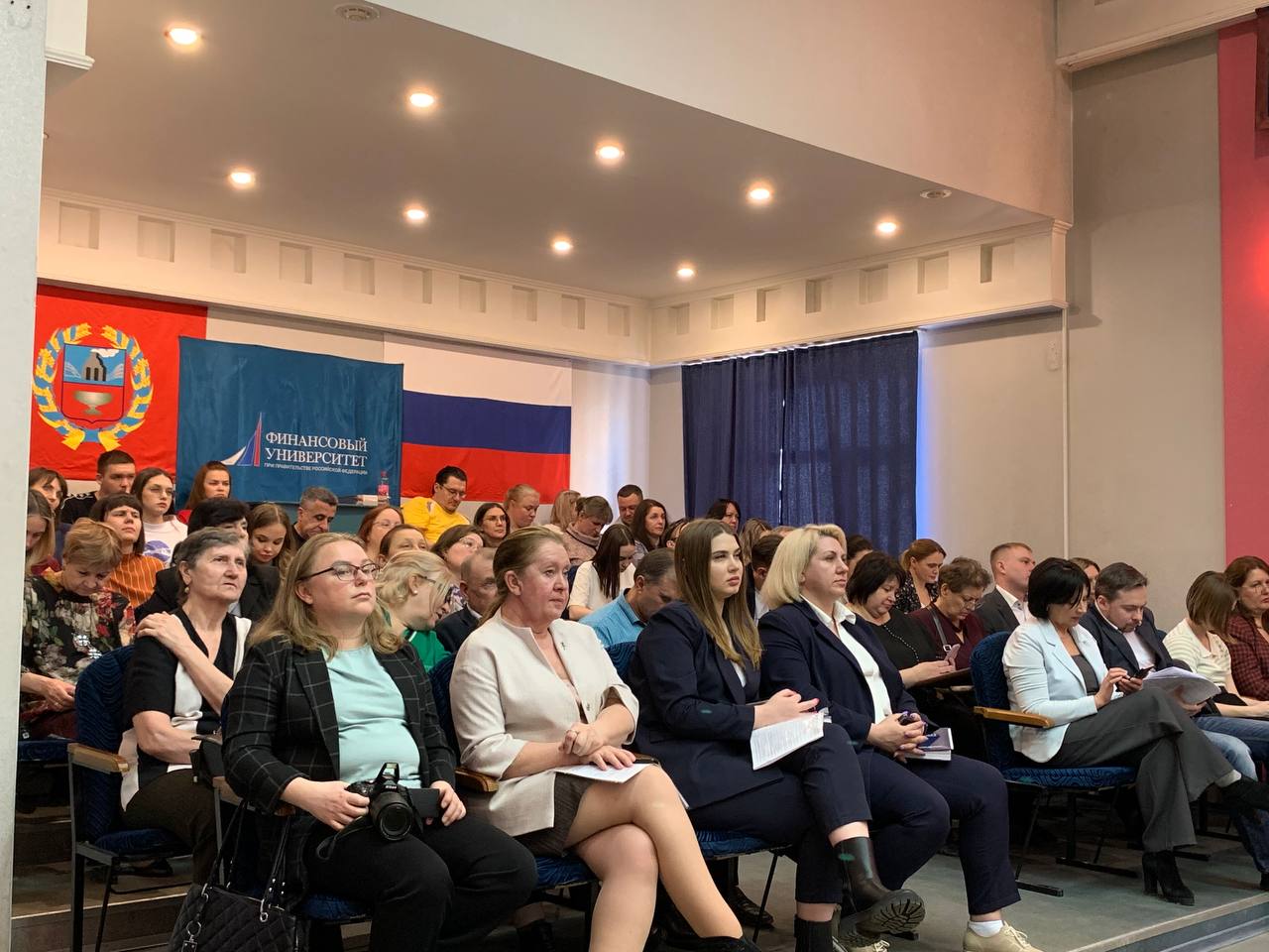 Представители краевых властей, бизнес-сообщества и образовательных учреждений поздравили Финуниверситет со 105-летием и обсудили новые тренды рынка труда